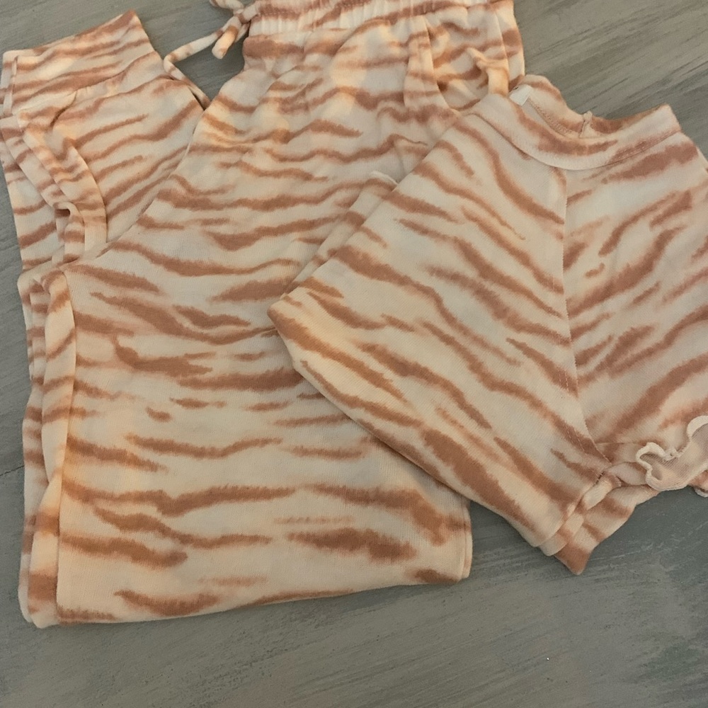 Forever 21 loungewear/ pajamas two pice set Size S excellent condition